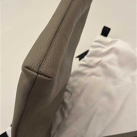 Marc Jacobs Recruit leather crossbody bag in Beige - Picture 16 of 17